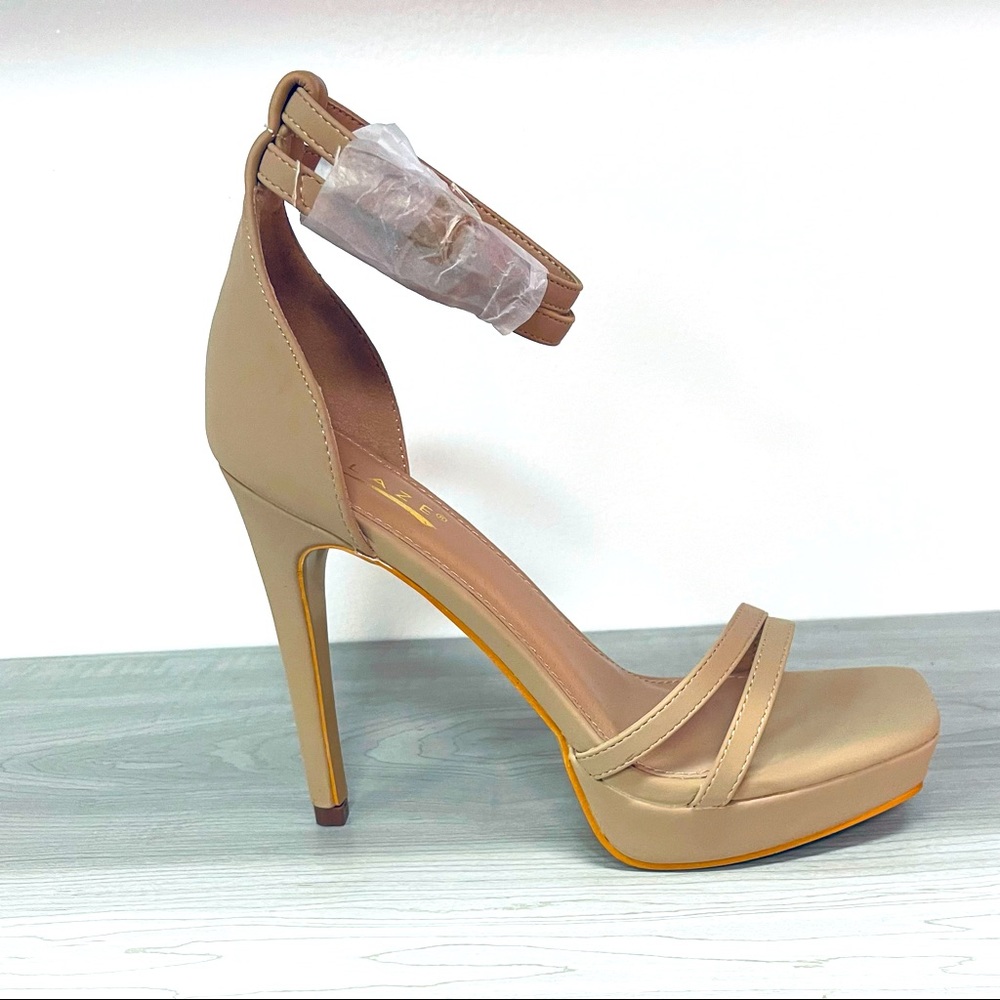 NIB Glaze Platform Heels
